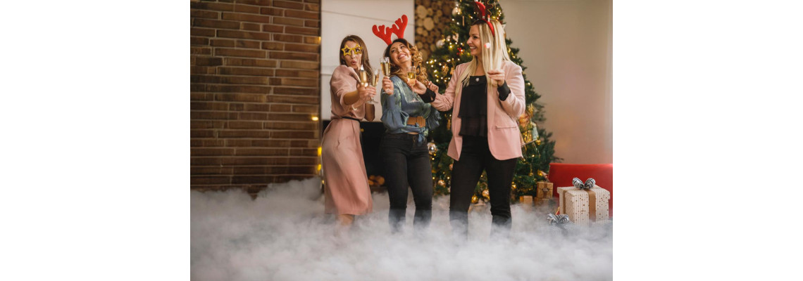 Sylwestrowy parkiet pokryty gęstym, ciężkim dymem i pianą z maszyn SHOWplus.