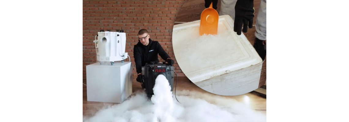 Operator w rękawicach ochronnych wsypujący granulat suchego lodu do kosza wytwornicy SHOWplus JD52.