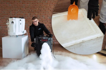 Operator w rękawicach ochronnych wsypujący granulat suchego lodu do kosza wytwornicy SHOWplus JD52.